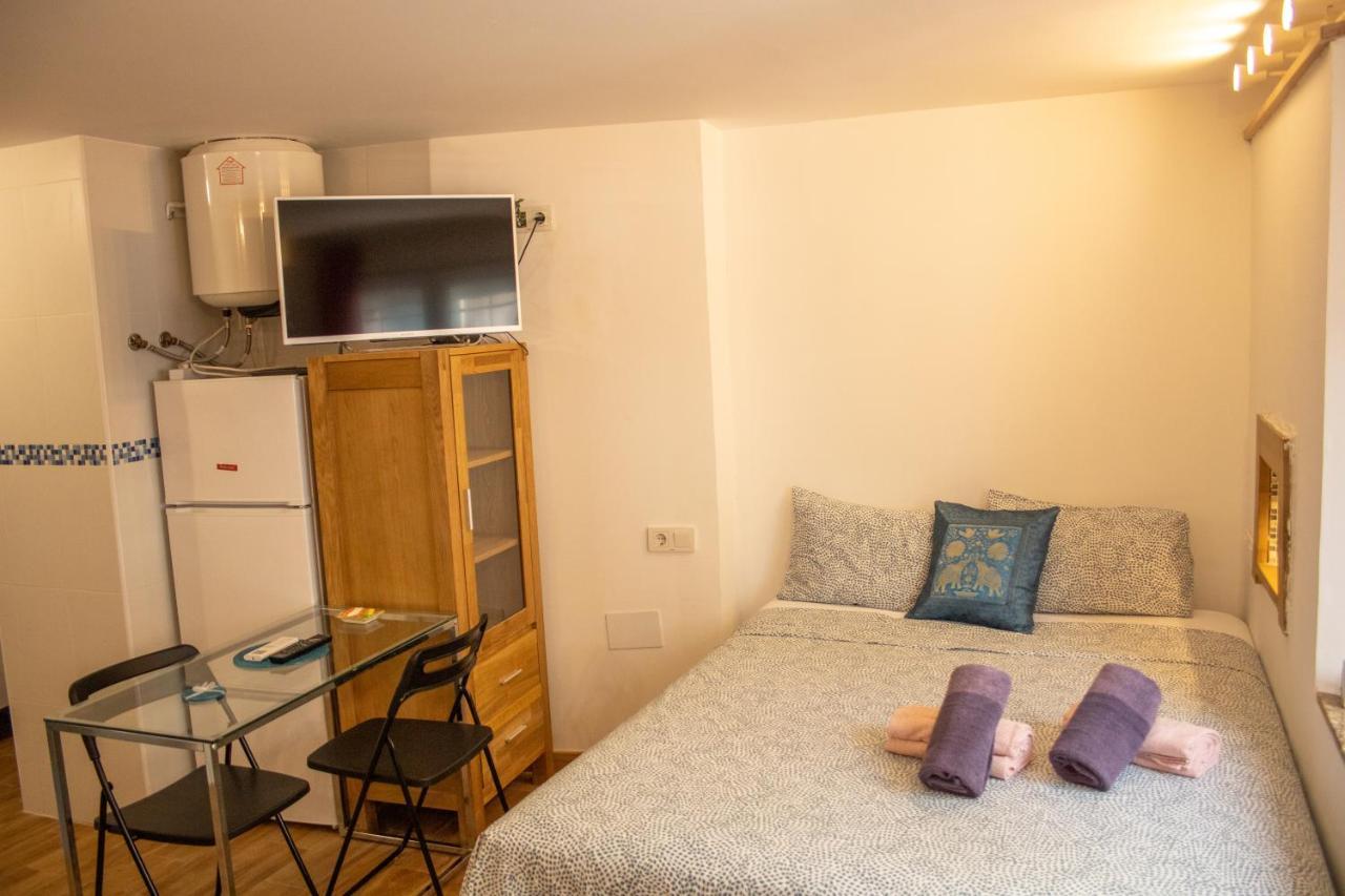 Malaguena Salerosa "Apartamento - Estudio Con Terraza" En Casa Tipica De 1 A 4 Dormitorios Málaga Dış mekan fotoğraf
